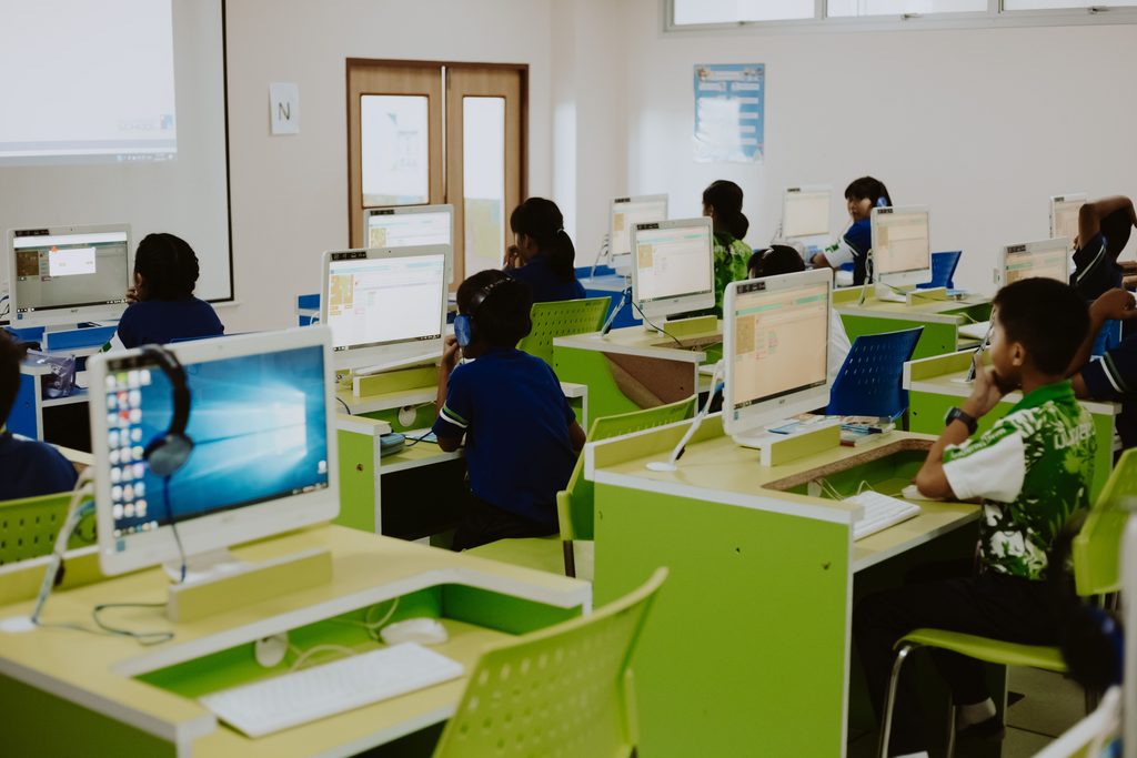 미국 학교에 다니는 아이의 모습, 또는 가족이 함께 있는 이미지